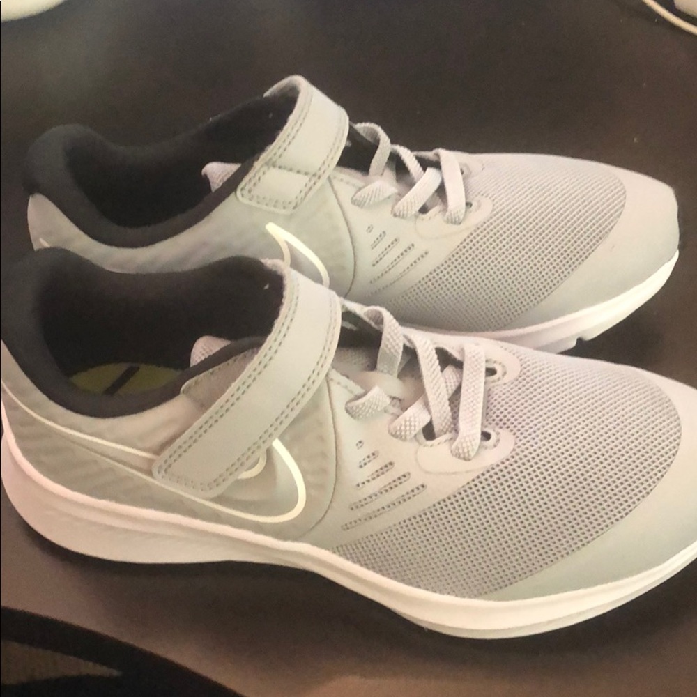 Nike Star stunner Boys size 2Y